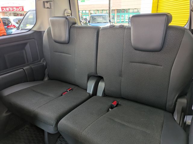 TOYOTA VOXY 2013 Image 31