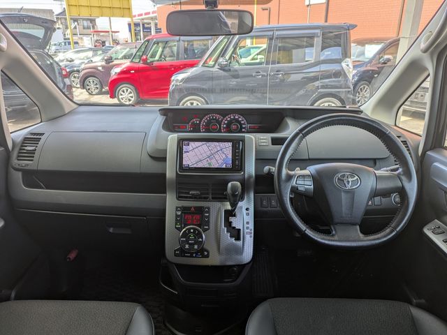 TOYOTA VOXY 2013 Image 31