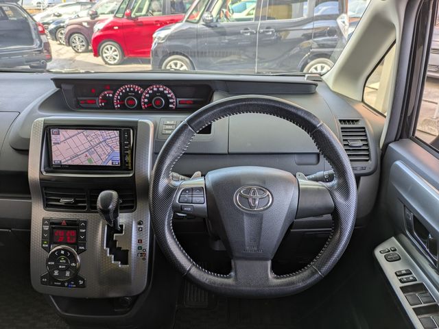 TOYOTA VOXY 2013 Image 31