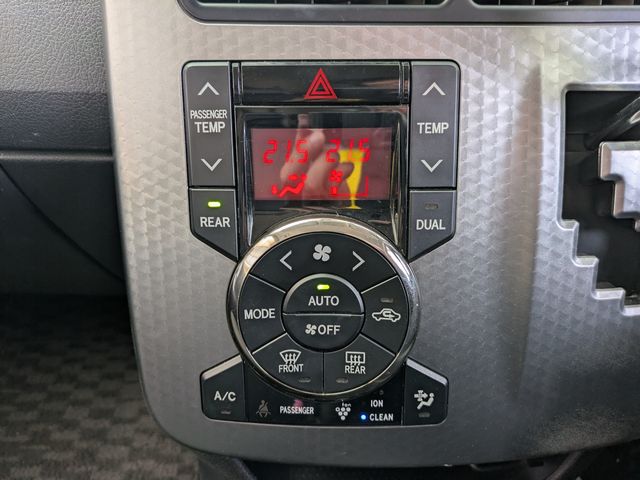 TOYOTA VOXY 2013 Image 31