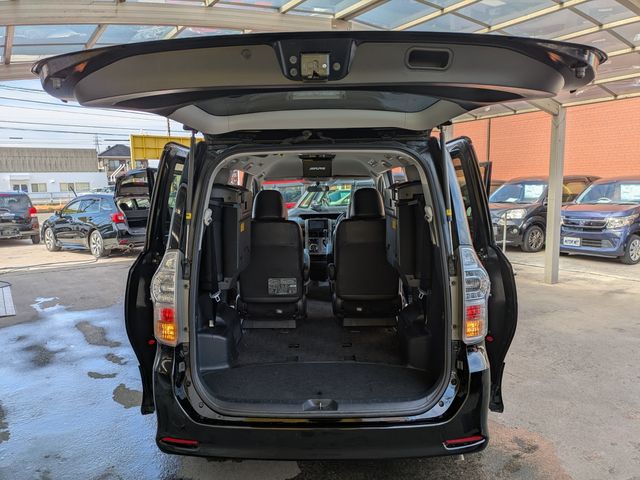 TOYOTA VOXY 2013 Image 31