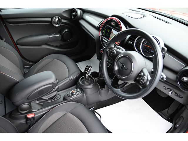 BMW MINI COOPER D 5DOOR 2021 Image 31