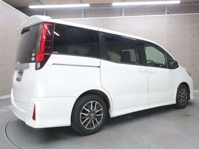 TOYOTA NOAH 2015 Image 31