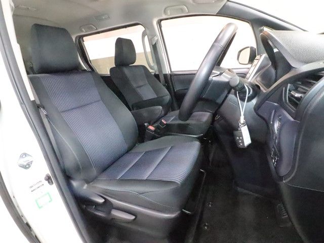 TOYOTA NOAH 2015 Image 31