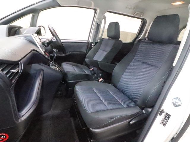 TOYOTA NOAH 2015 Image 31