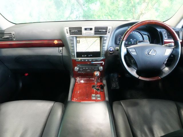 TOYOTA LEXUS LS600H 2012 Image 31