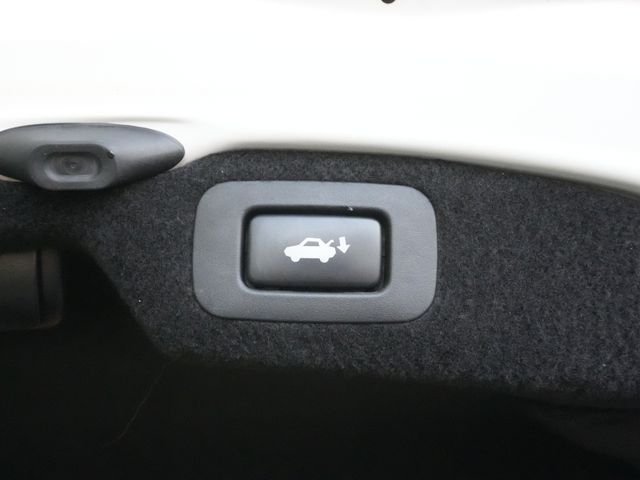 TOYOTA LEXUS LS600H 2012 Image 31