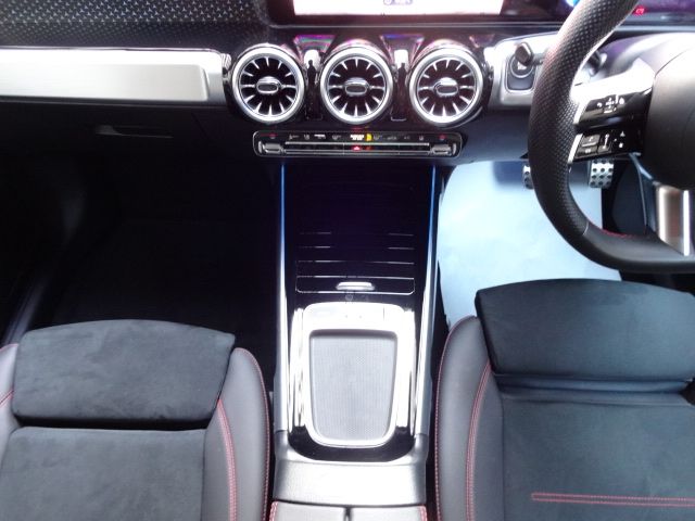 MERCEDES BENZ EQB 2024 Image 31