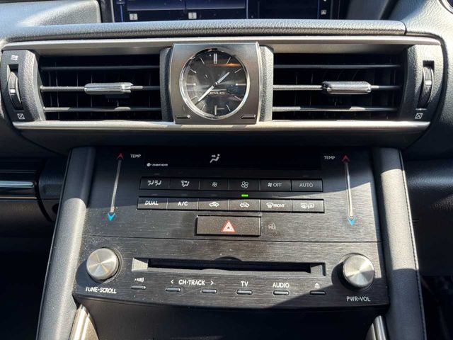 TOYOTA LEXUS IS300H 2017 Image 31