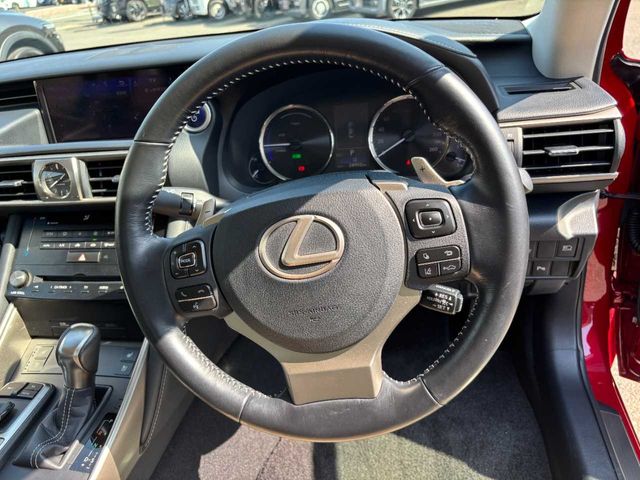 TOYOTA LEXUS IS300H 2017 Image 31