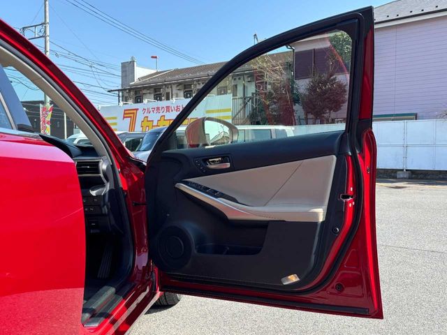 TOYOTA LEXUS IS300H 2017 Image 31