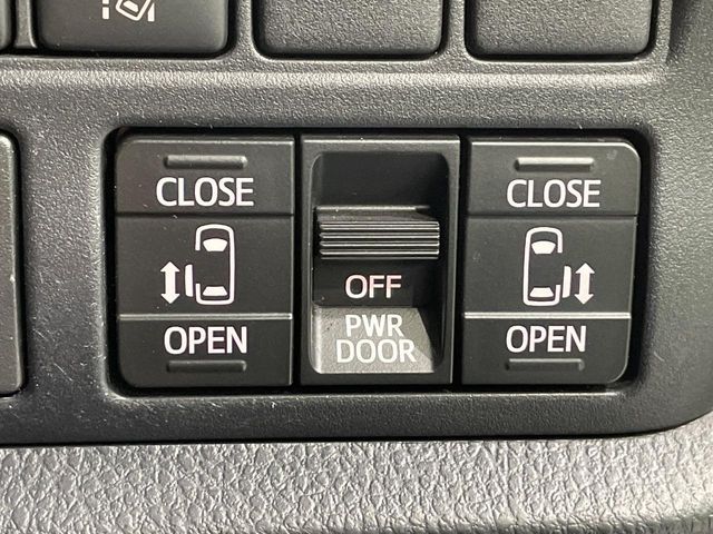 TOYOTA VOXY 2017 Image 31