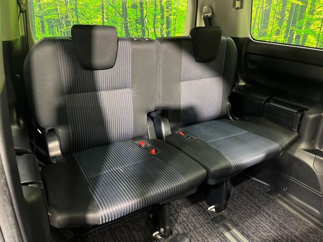 TOYOTA VOXY 4WD 2017 Image 31