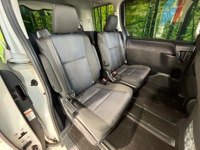 TOYOTA VOXY HYBRID 2016 Image 31