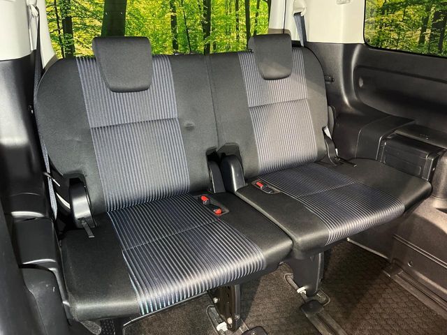 TOYOTA VOXY HYBRID 2016 Image 31