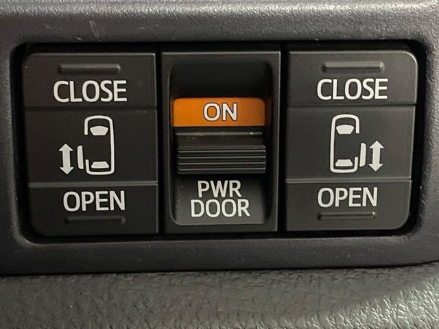 TOYOTA VOXY HYBRID 2017 Image 31