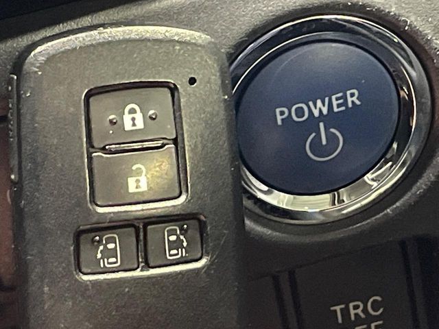 TOYOTA VOXY HYBRID 2017 Image 31