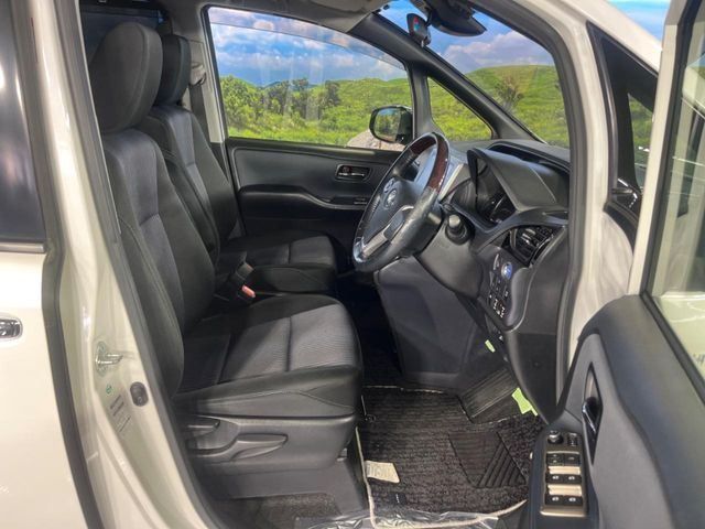 TOYOTA VOXY HYBRID 2017 Image 31