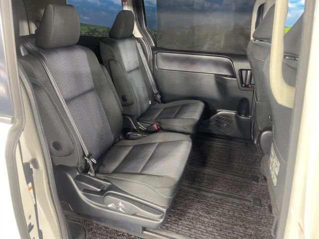 TOYOTA VOXY HYBRID 2017 Image 31