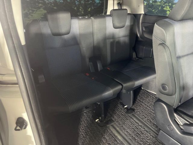 TOYOTA VOXY HYBRID 2017 Image 31