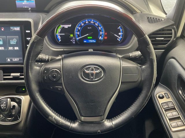 TOYOTA VOXY HYBRID 2017 Image 31