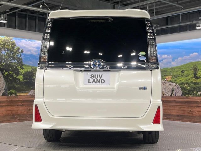 TOYOTA VOXY HYBRID 2017 Image 31