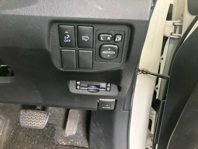 TOYOTA PRIUS 2012 Image 31