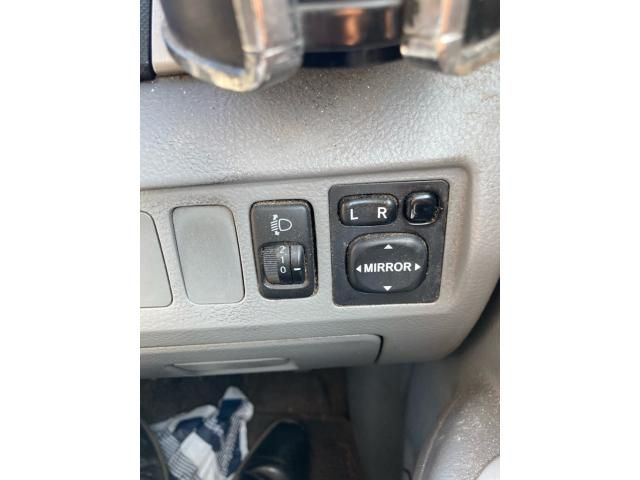 TOYOTA VOXY 2005 Image 31