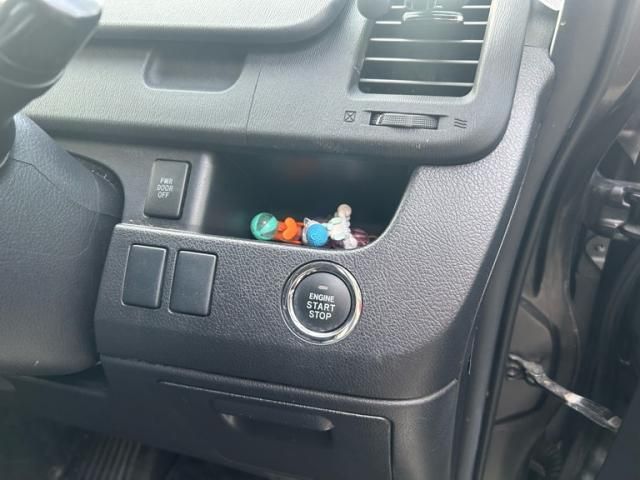 TOYOTA NOAH 2012 Image 31