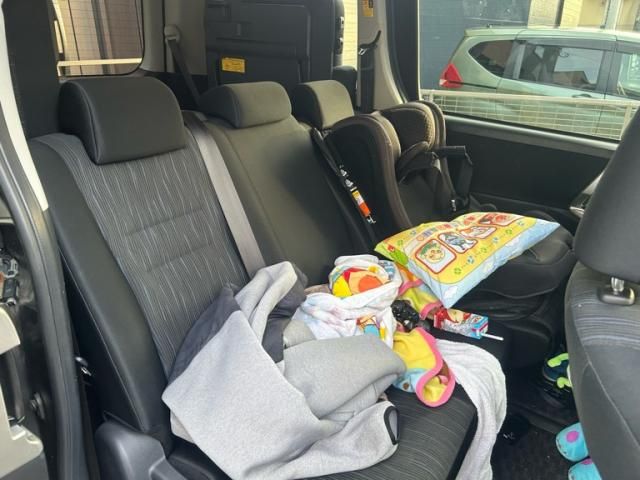 TOYOTA NOAH 2012 Image 31