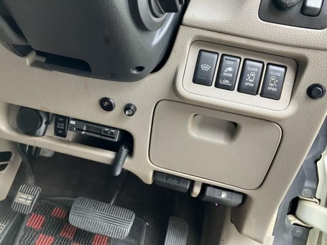 NISSAN ELGRAND 2004 Image 31