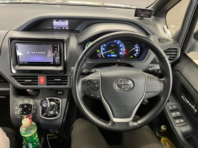 TOYOTA NOAH HYBRID 2015 Image 31