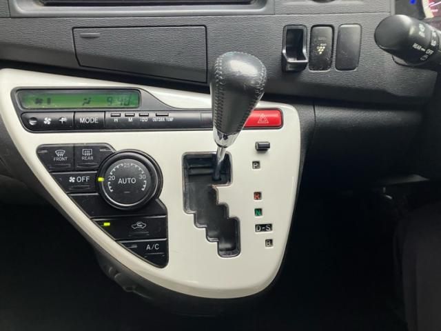 TOYOTA ISIS 2013 Image 31