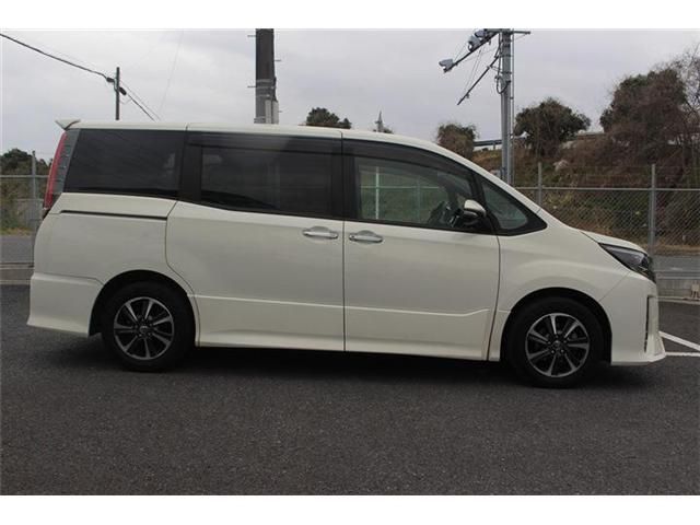 TOYOTA NOAH 2018 Image 31