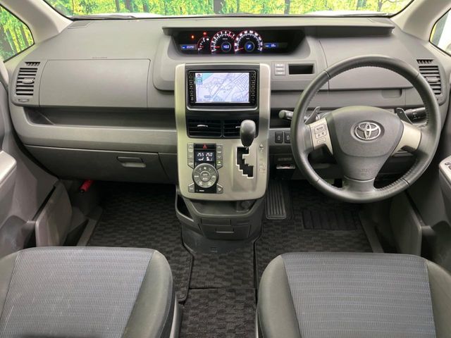 TOYOTA VOXY 2010 Image 31