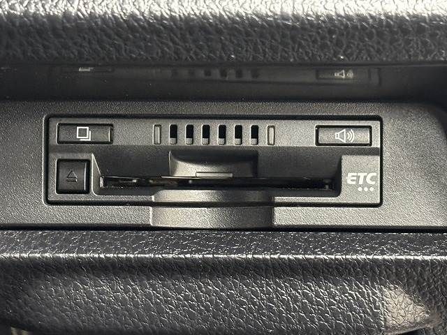 TOYOTA VOXY HYBRID 2018 Image 31