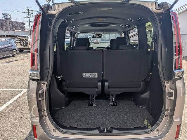 TOYOTA NOAH HYBRID 2017 Image 31