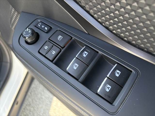 TOYOTA C-HR 2017 Image 31