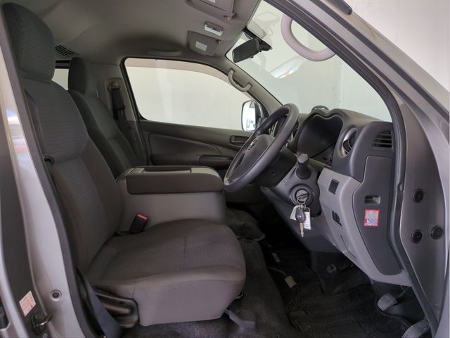 NISSAN NV350 CARAVAN WAGON 2016 Image 31