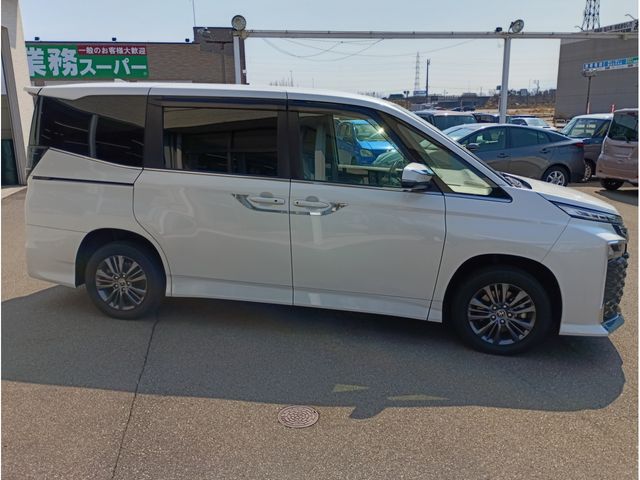 TOYOTA VOXY HYBRID 4WD 2022 Image 31