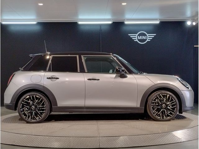 BMW MINI COOPER 5DOOR 2024 Image 31