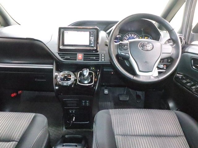 TOYOTA VOXY HYBRID 2017 Image 31