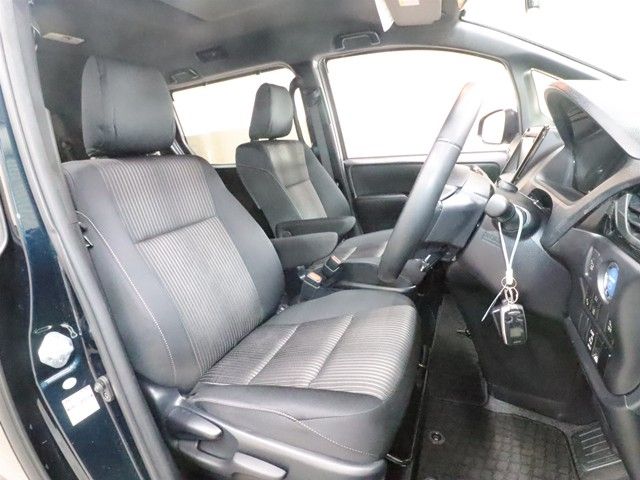 TOYOTA VOXY HYBRID 2017 Image 31