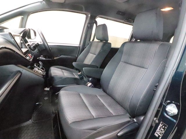 TOYOTA VOXY HYBRID 2017 Image 31