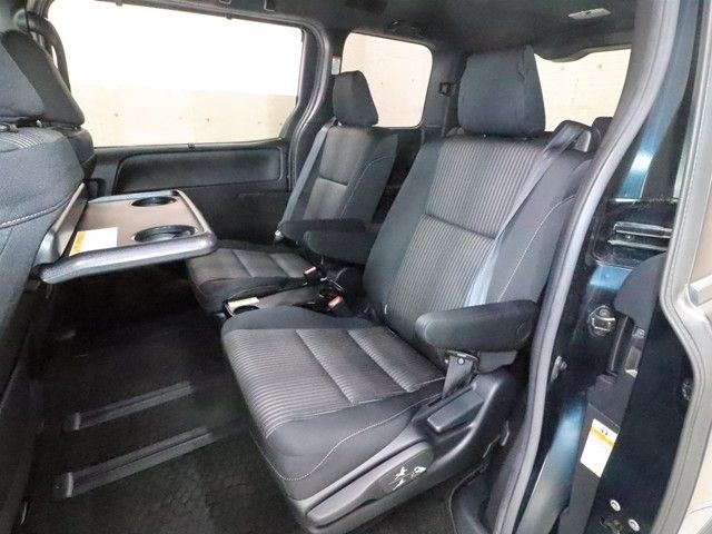 TOYOTA VOXY HYBRID 2017 Image 31