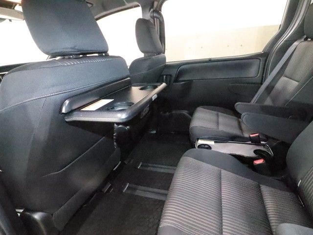 TOYOTA VOXY HYBRID 2017 Image 31