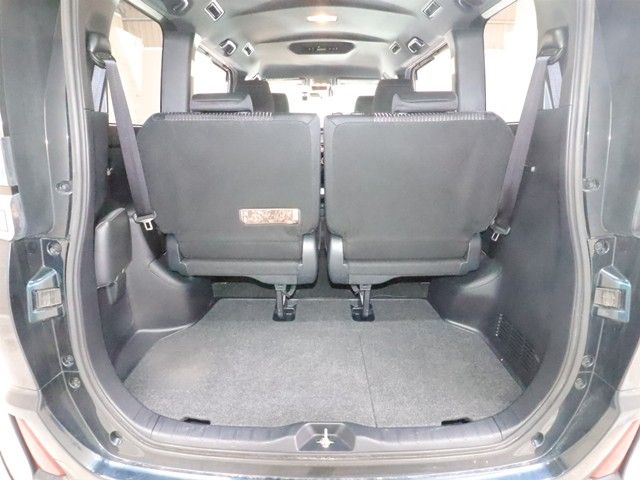 TOYOTA VOXY HYBRID 2017 Image 31