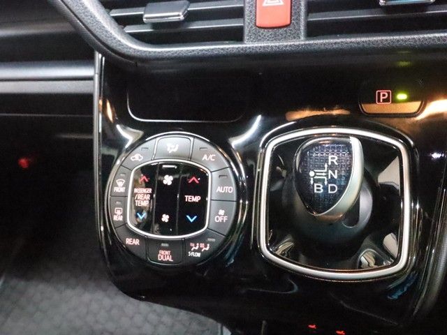 TOYOTA VOXY HYBRID 2017 Image 31