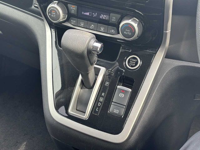 NISSAN SERENA  S-HYBRID 2017 Image 31