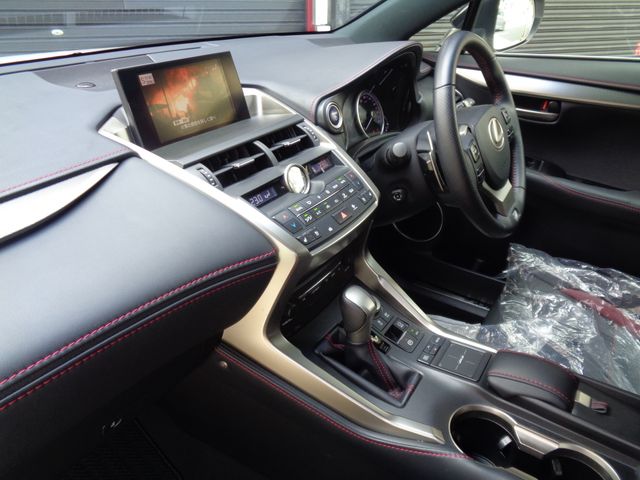 TOYOTA LEXUS NX300H 2015 Image 31